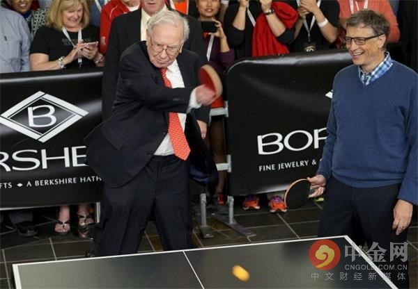 巴菲特和比尔盖茨在股东大会上开心地打着乒乓球